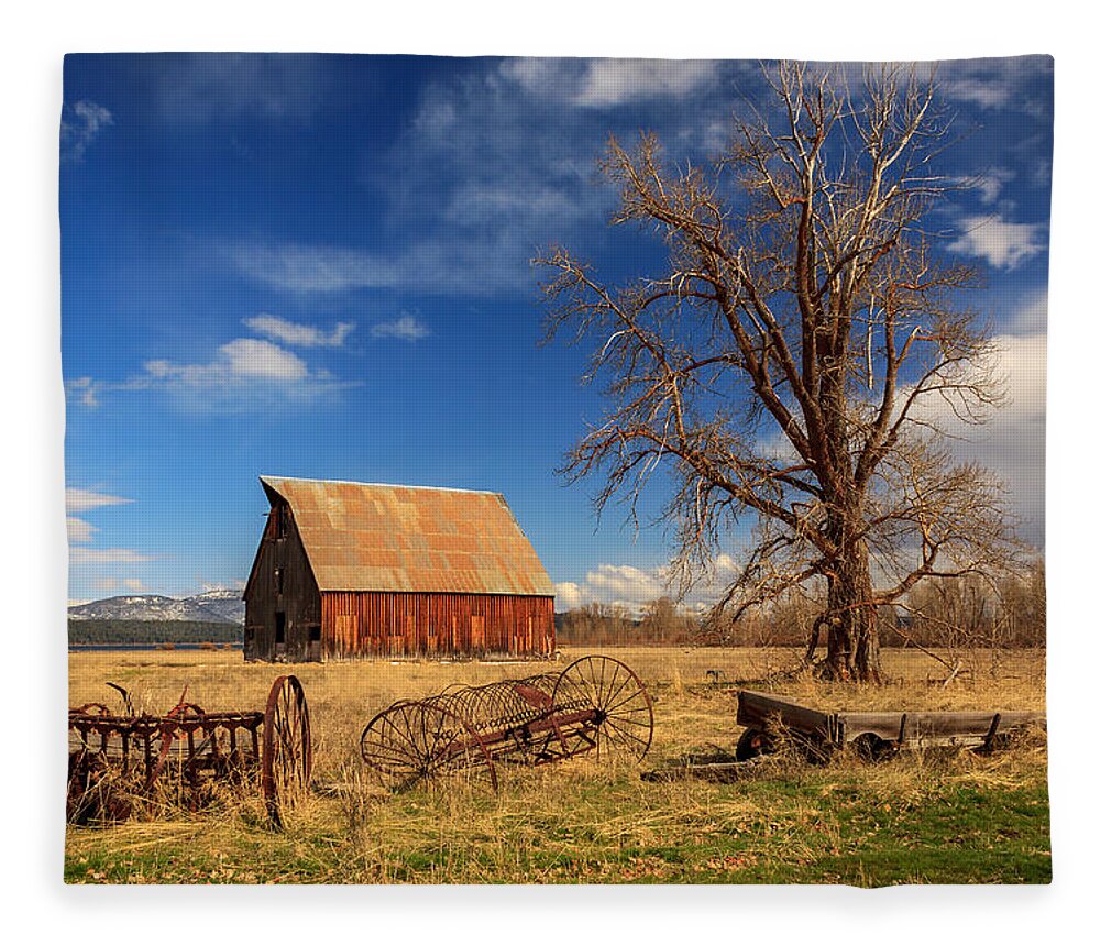 Barn Fleece Blanket featuring the photograph Old Barn In Chester by James Eddy