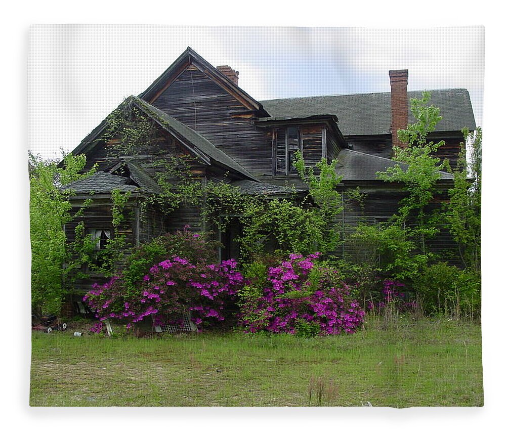 Mansion Fleece Blanket featuring the photograph Old Mansion by Quwatha Valentine