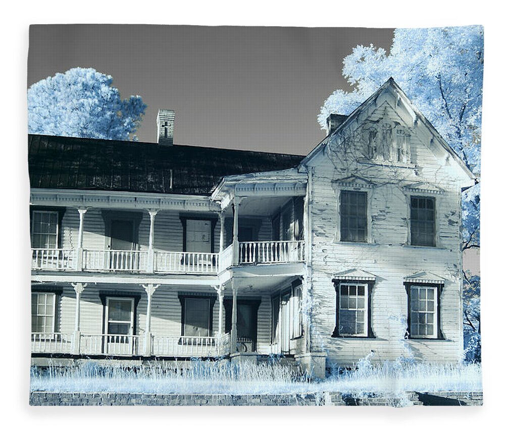 Old Fleece Blanket featuring the photograph Old Shull House in 642 by Charles Hite
