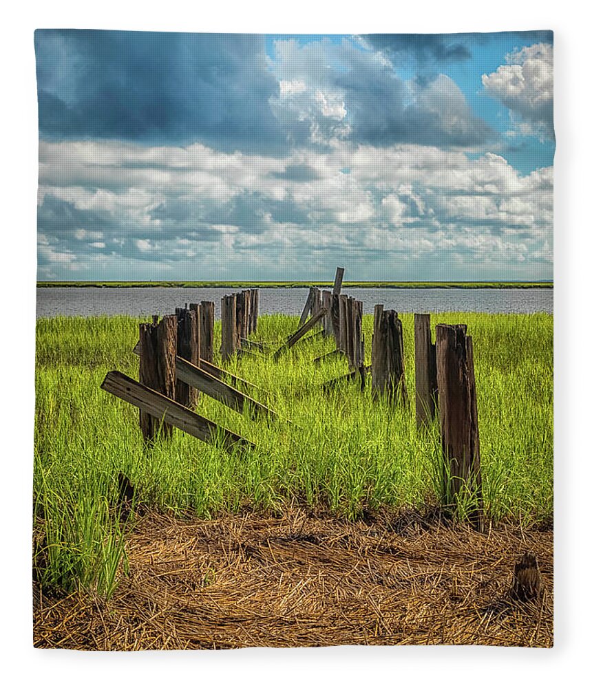 Harris Neck Fleece Blanket featuring the photograph Olde Pier by Ray Silva