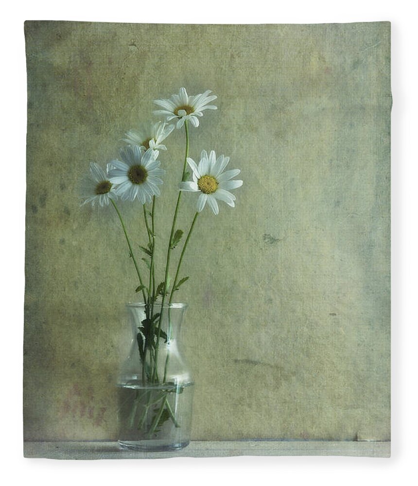 Daisy Fleece Blanket featuring the photograph Simply Daisies by Priska Wettstein