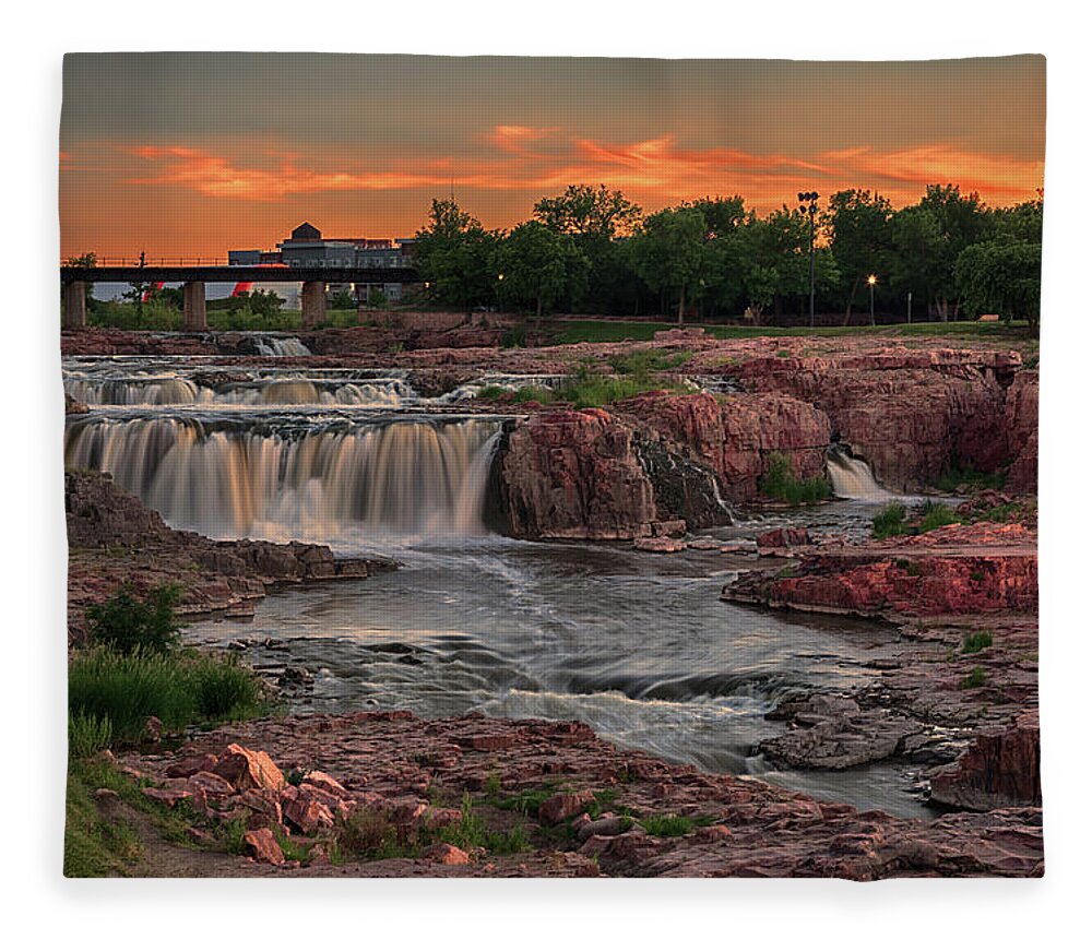 Sunsets Fleece Blanket featuring the photograph Sioux Falls Sunset by Susan Rissi Tregoning