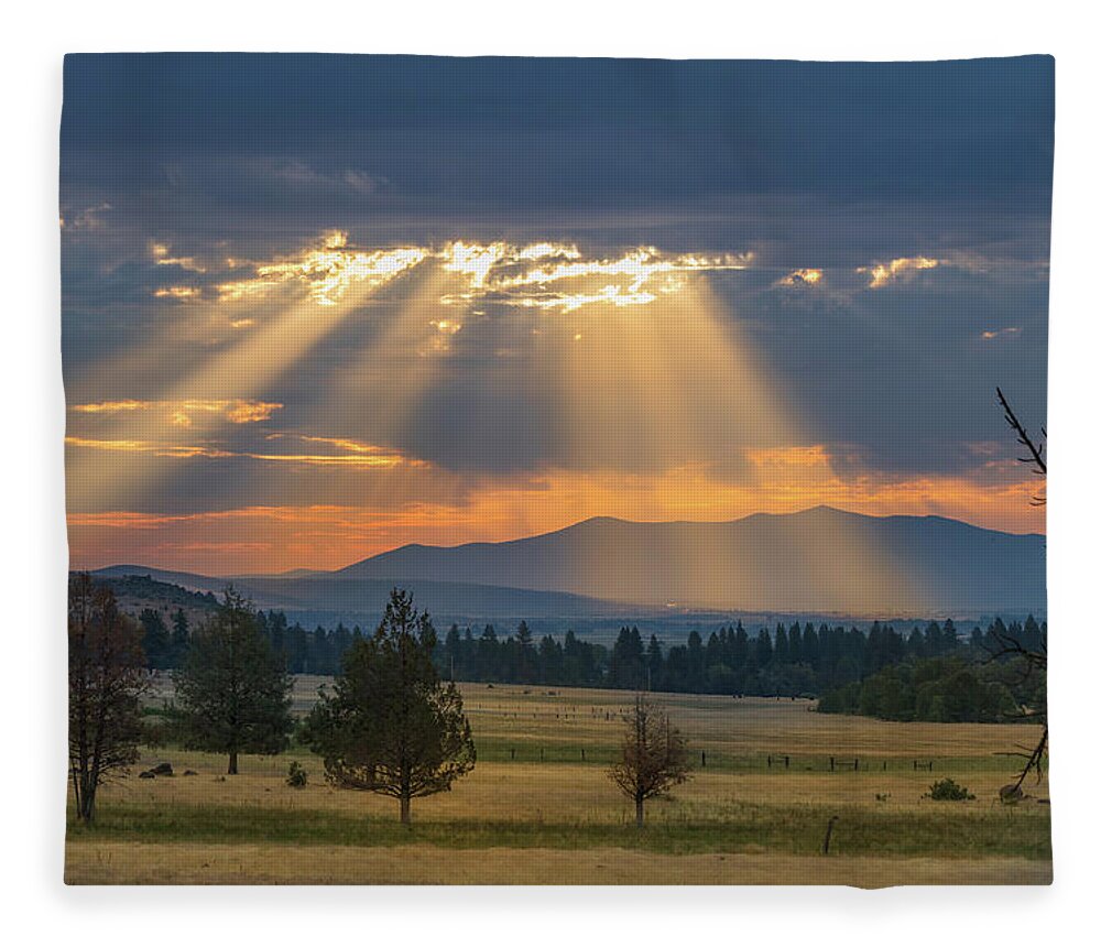 Landscape Fleece Blanket featuring the photograph Sun Rays In the Valley by Randy Robbins