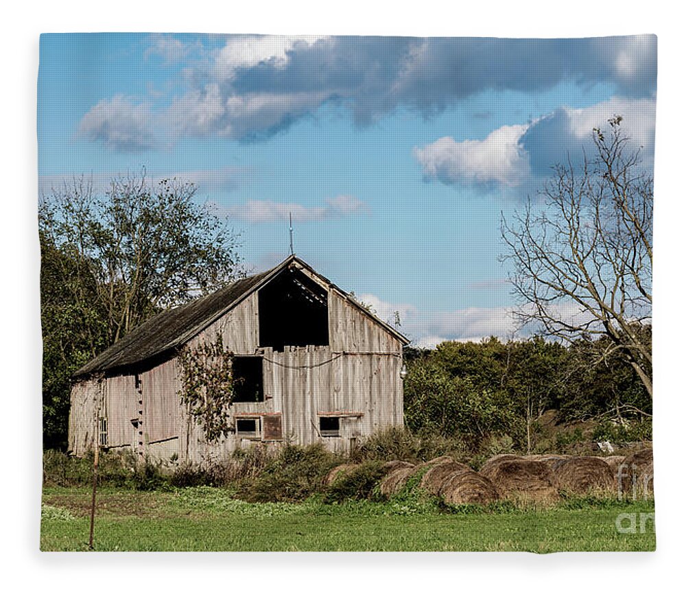 Barn Fleece Blanket featuring the photograph Spooky barn by Sam Rino