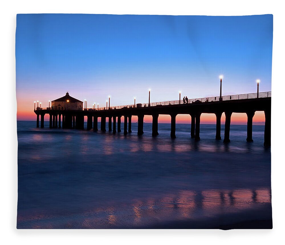 Manhattan Beach Fleece Blanket featuring the photograph Gorgeous Nightfall In Manhattan Beach by Ekash