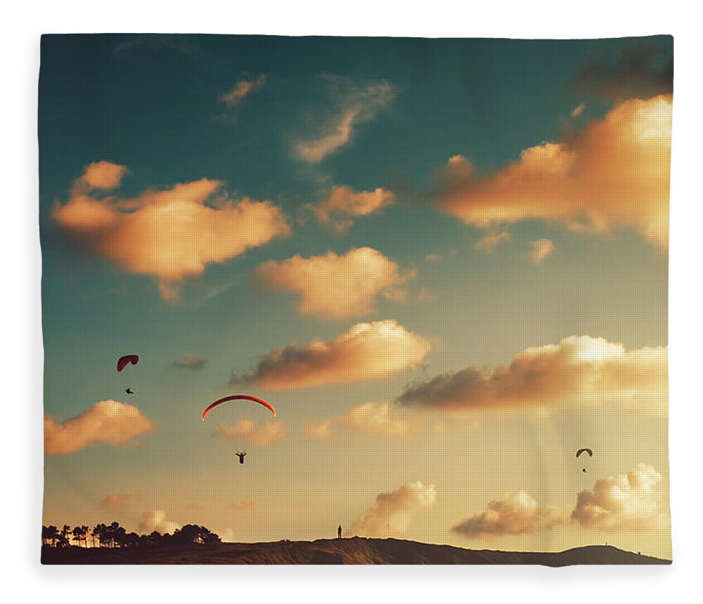 Parachuting Fleece Blanket featuring the photograph Quan Bufin Temps I Vents by By Ibai Acevedo