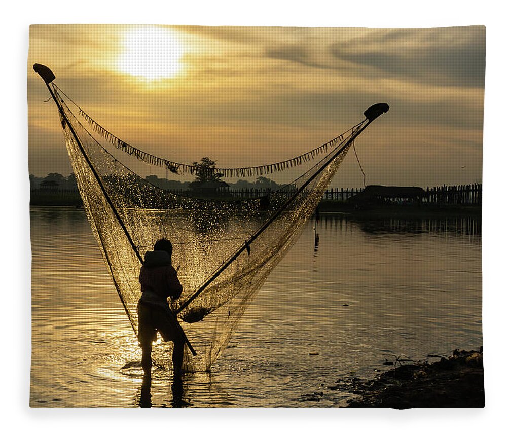 Net Fleece Blanket featuring the photograph Sunrise Fishing by Ann Moore