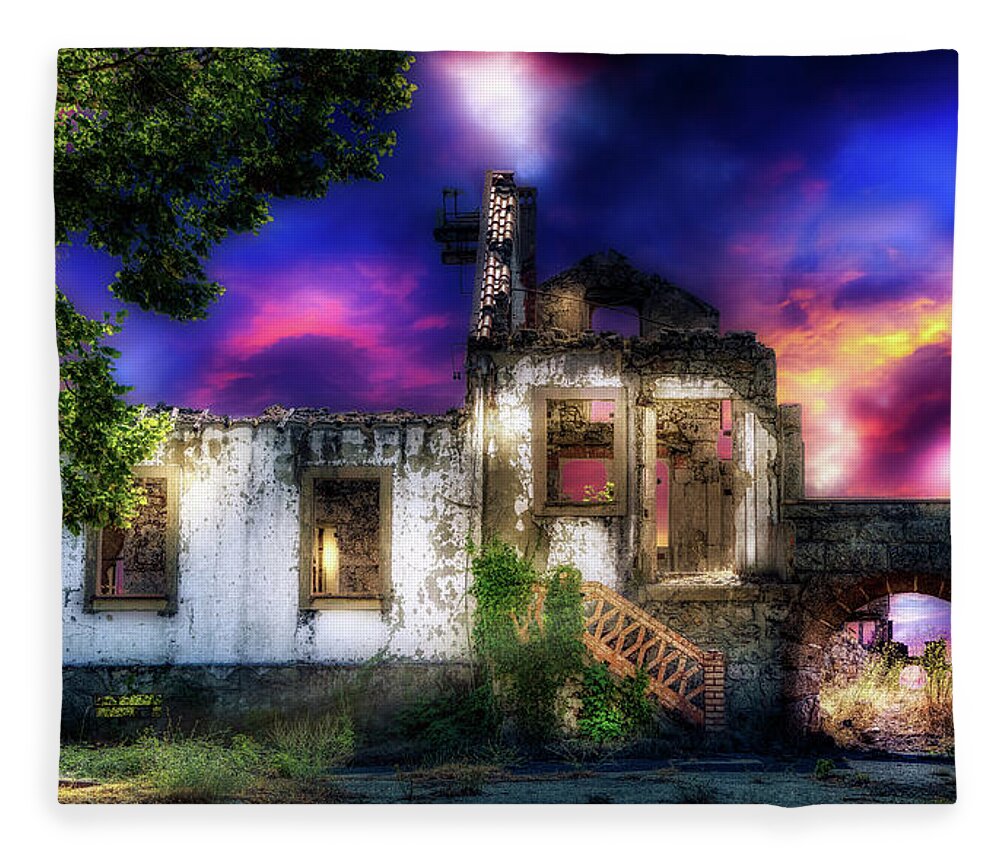 Sierra Fleece Blanket featuring the photograph The abandoned mansion on Estrella Hill by Micah Offman