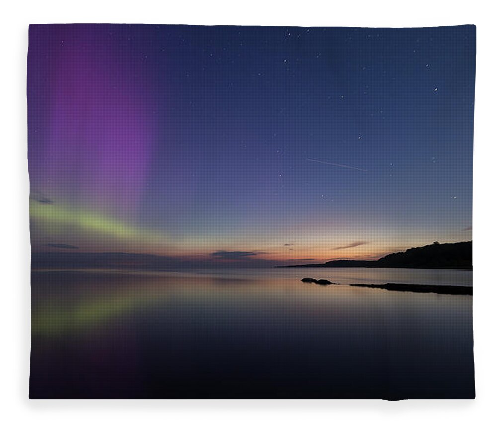 Aurora Fleece Blanket featuring the photograph A Majestic Sky by Everet Regal