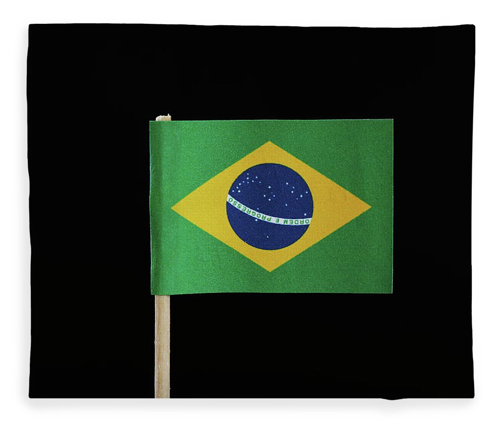 Bạn muốn tìm hiểu về lá cờ quốc gia của Brasil? Nhấp vào hình ảnh này để xem lá cờ Brasil phong phú, bao gồm việc thiết kế độc đáo với màu sắc đậm nét và hình ảnh lục địa lớn phía trên.