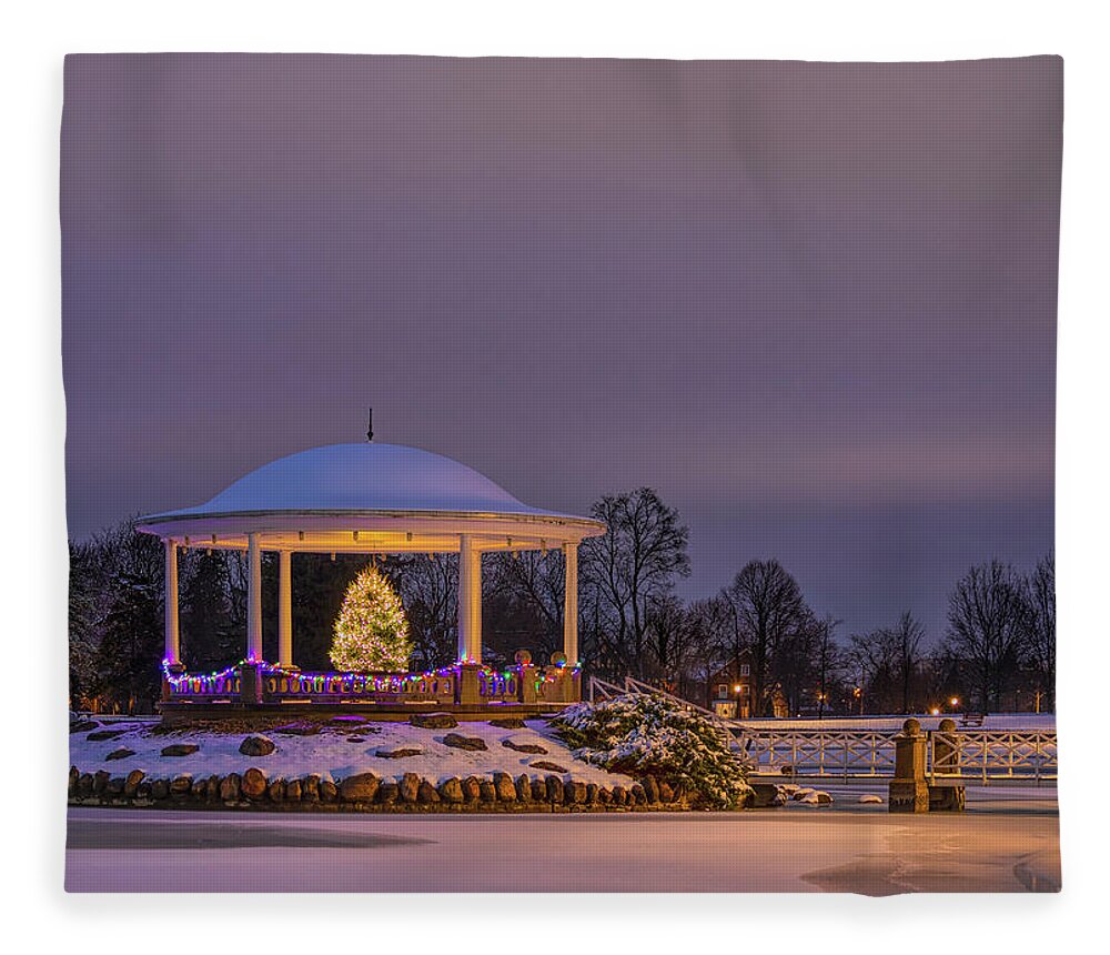 Christmas Fleece Blanket featuring the photograph A Strathmore Christmas by Rod Best