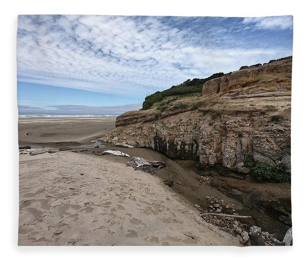 Agate Beach Fleece Blanket featuring the photograph Agate Beach Low Tide Runoff by John Parulis