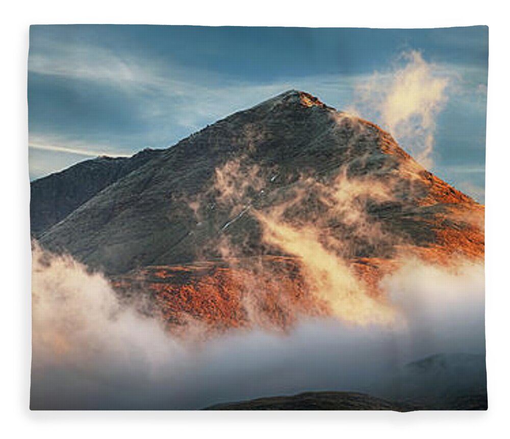 Ben Lomond Fleece Blanket featuring the photograph Ben Lomond Misty Sunset by Grant Glendinning