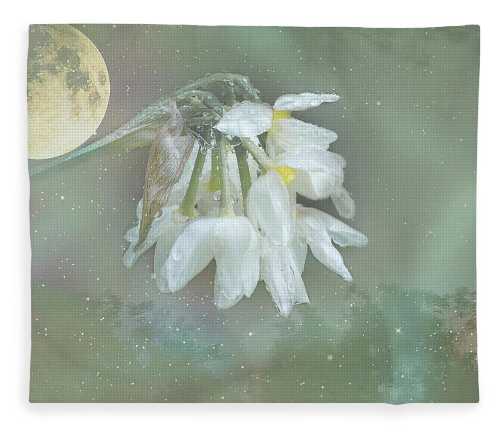 Daffodils Fleece Blanket featuring the photograph Weeping Narcissus by Elaine Teague