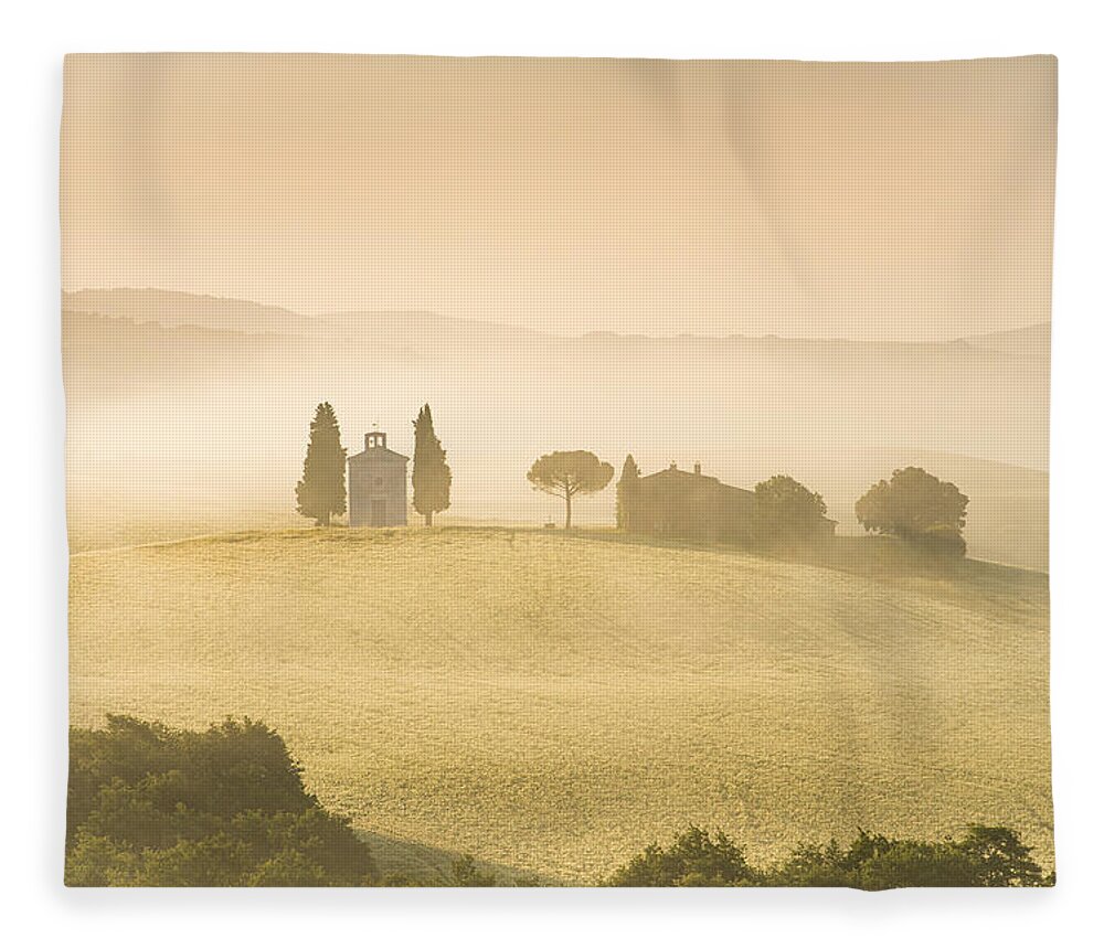 Tuscany Fleece Blanket featuring the photograph Cappella della Madonna di Vitaleta by Peter Boehringer