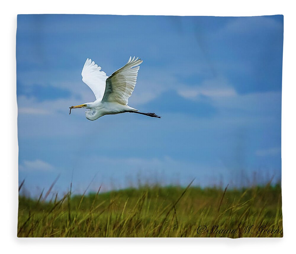 Bird Fleece Blanket featuring the photograph Carrying the snack by Shawn M Greener