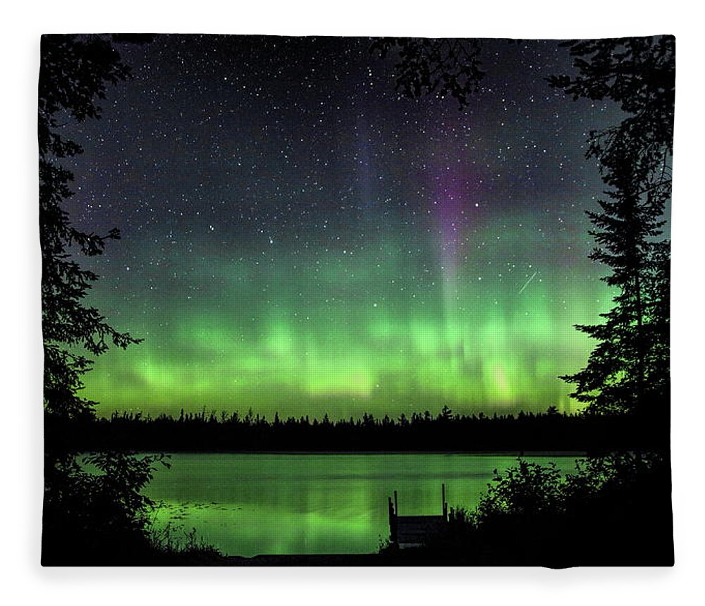 Aurora Borealis Fleece Blanket featuring the photograph Circle Of Northern Lights by Dale Kauzlaric