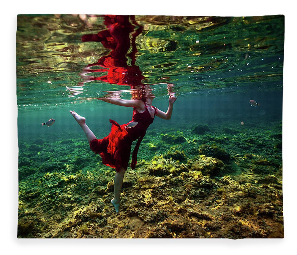 Underwater Fleece Blanket featuring the photograph Dancing by Gemma Silvestre