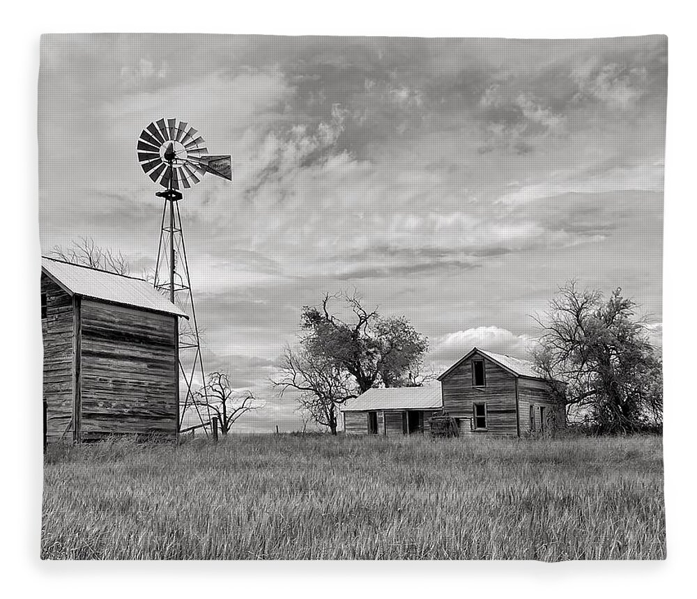 Abandoned Farmhouse Fleece Blanket featuring the photograph Farm Nostalgia by Jerry Abbott