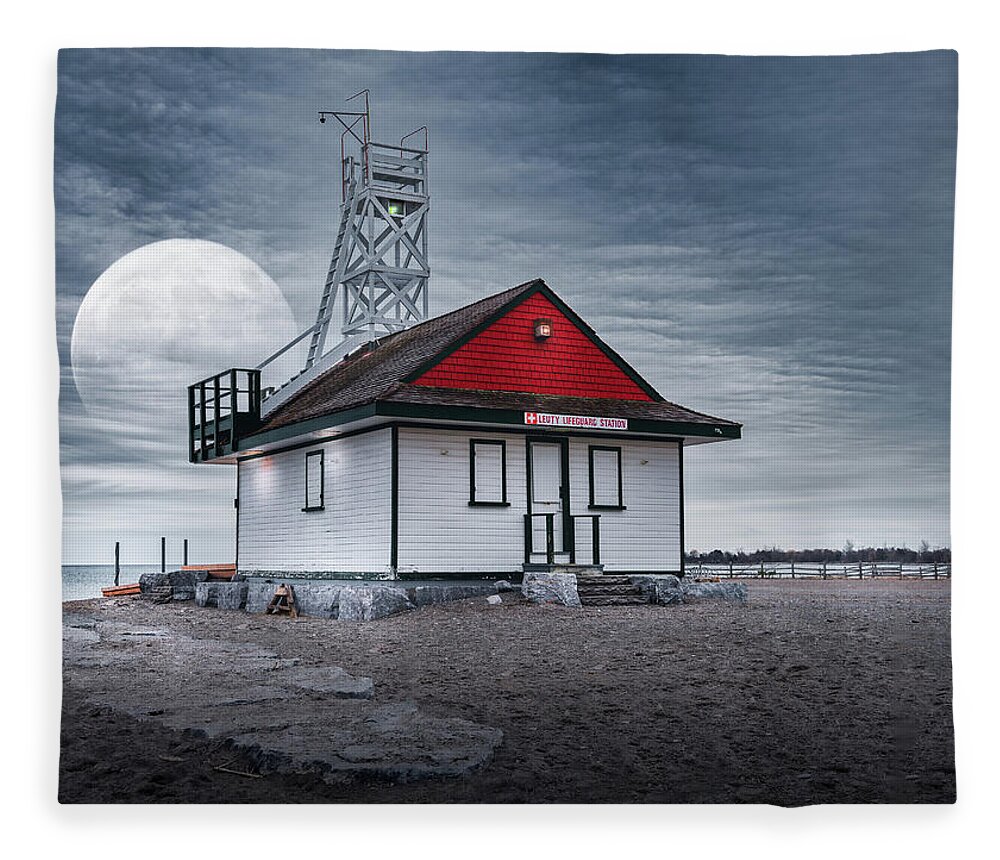 Leuty Lifeguard Station Fleece Blanket featuring the photograph Moon Over the Lifeguard Station by Dee Potter