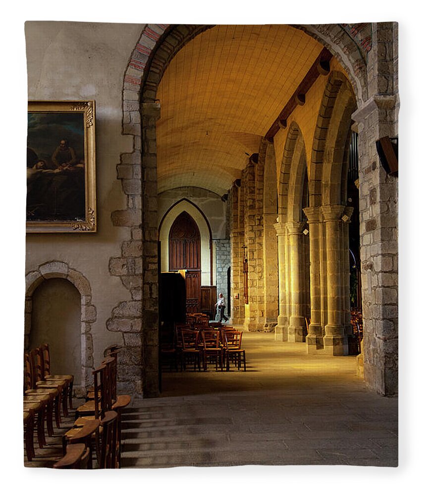 Rennes Fleece Blanket featuring the photograph Notre-Dame en Saint-Melaine by W Chris Fooshee