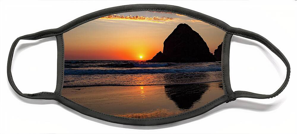 Whaleshead Rock Face Mask featuring the photograph Sunset at Whaleshead Beach by Rick Pisio