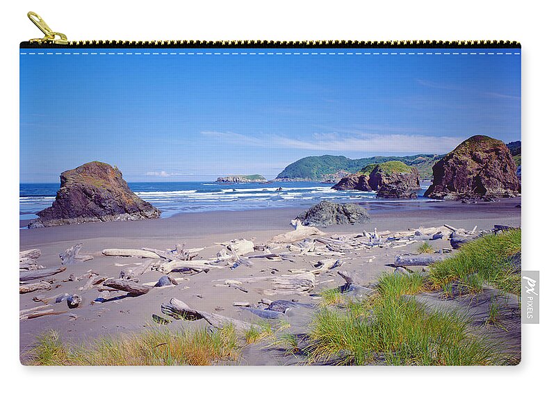 Water's Edge Zip Pouch featuring the photograph Oregon Coastline #1 by Ron thomas