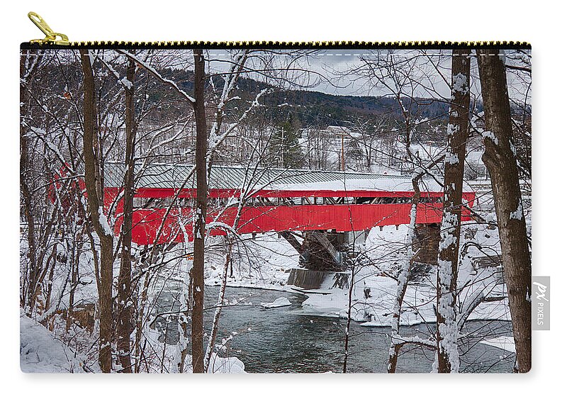 New England Covered Bridge Zip Pouch featuring the photograph Taftsville Covered Bridge #1 by Jeff Folger