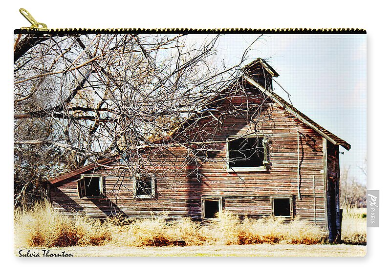 Old Barn Zip Pouch featuring the photograph Petite Barn #2 by Sylvia Thornton