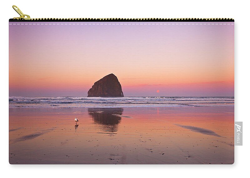 Oregon Zip Pouch featuring the photograph A Beautiful Morning by Darren White