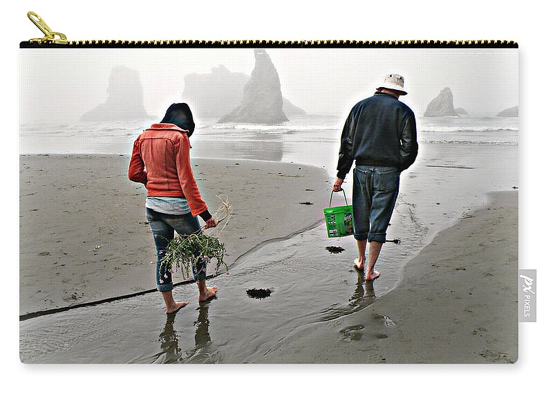 Bandon Zip Pouch featuring the photograph Beach Treasures by Micki Findlay