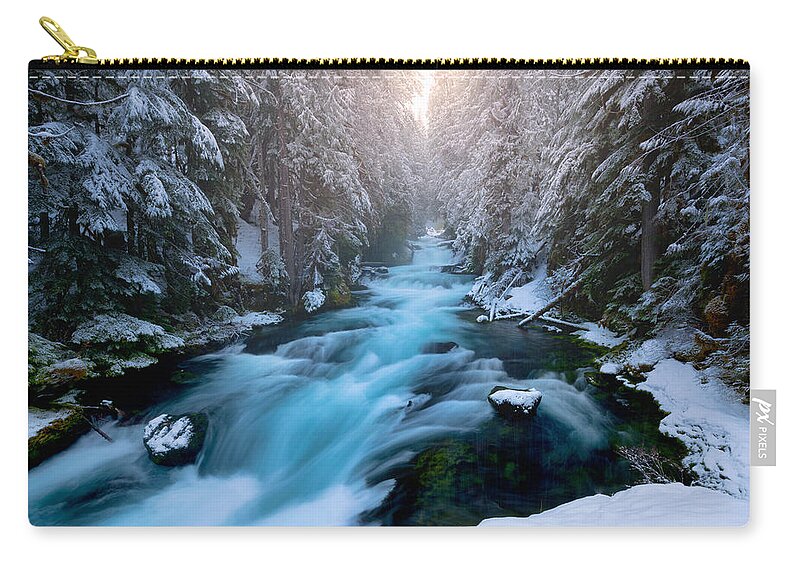 Mckenzie Zip Pouch featuring the photograph McKenzie Delight by Andrew Kumler