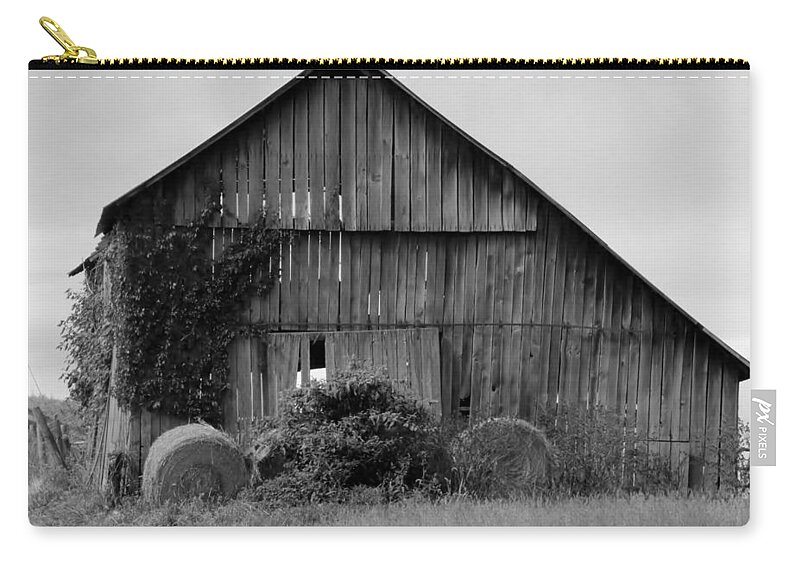 Barn Zip Pouch featuring the photograph Ohio Barn by Wendy Gertz