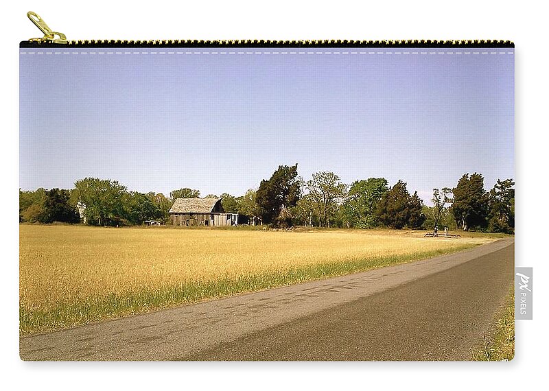 Farm Zip Pouch featuring the photograph Old Farm House by Chris W Photography AKA Christian Wilson