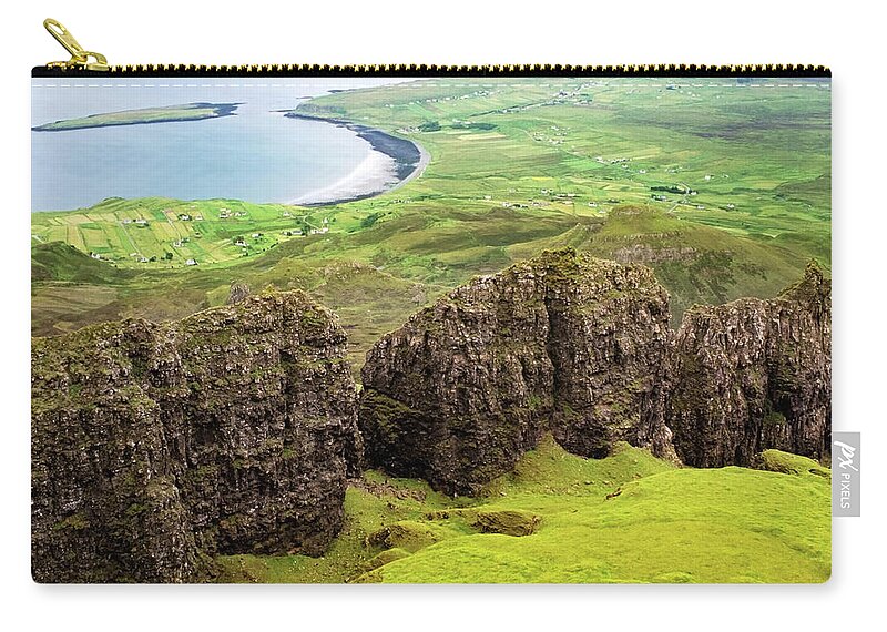 Scenics Zip Pouch featuring the photograph Skye by Kodachrome25