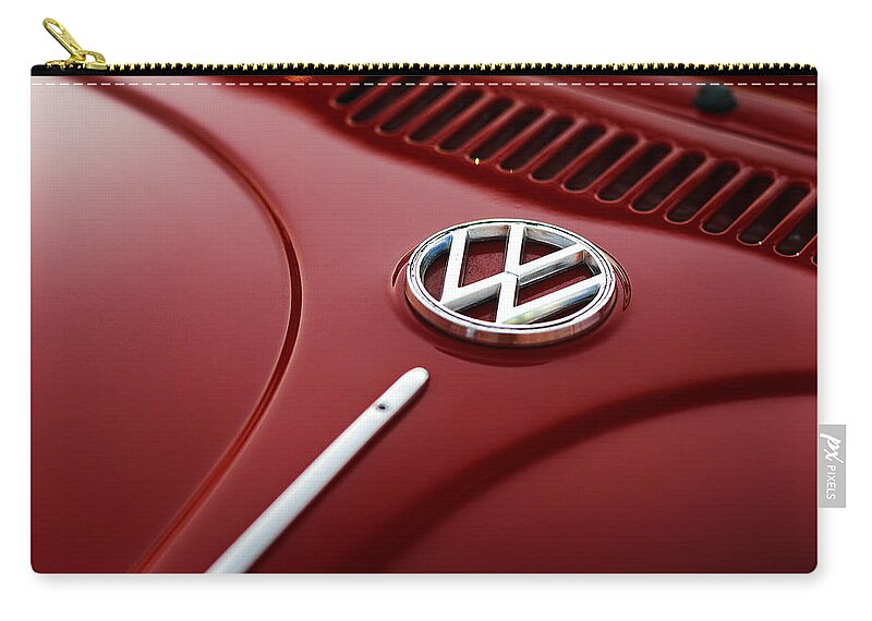 Vw Zip Pouch featuring the photograph 1973 Volkswagen Beetle by Gordon Dean II