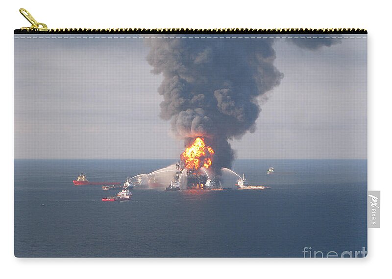 Oil Spill Zip Pouch featuring the photograph Deepwater Horizon Fire, April 21, 2010 by Science Source