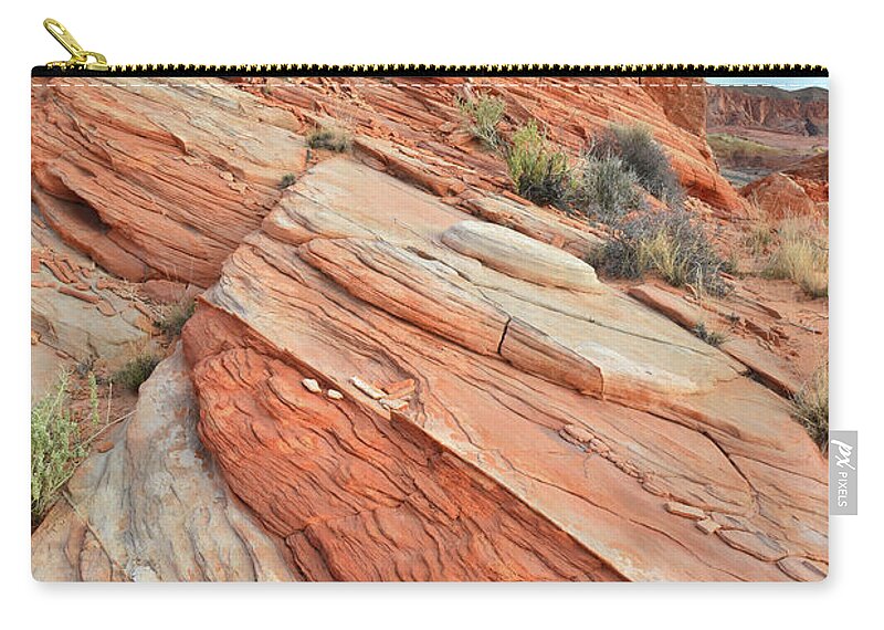 Valley Of Fire State Park Zip Pouch featuring the photograph Wave of Color in Valley of Fire #5 by Ray Mathis
