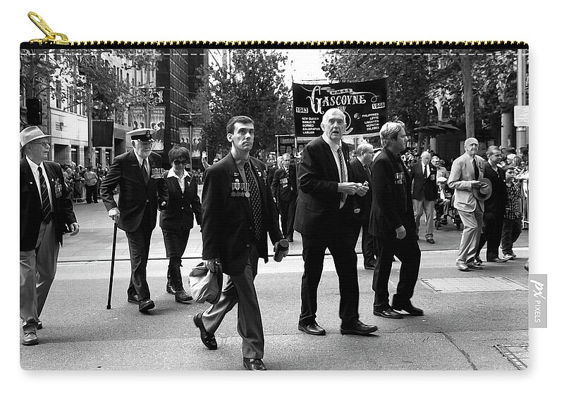 Anzac Zip Pouch featuring the photograph Anzac Parade In Black And White by Miroslava Jurcik