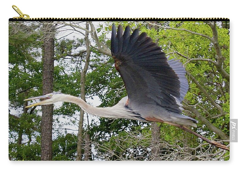 De Carry-all Pouch featuring the photograph Assawoman Canal, Great Blue #8757 by Raymond Magnani