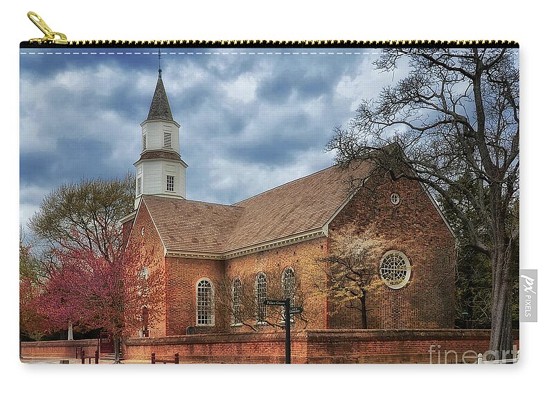 Williamsburg Zip Pouch featuring the photograph Bruton Parish Church by Lois Bryan