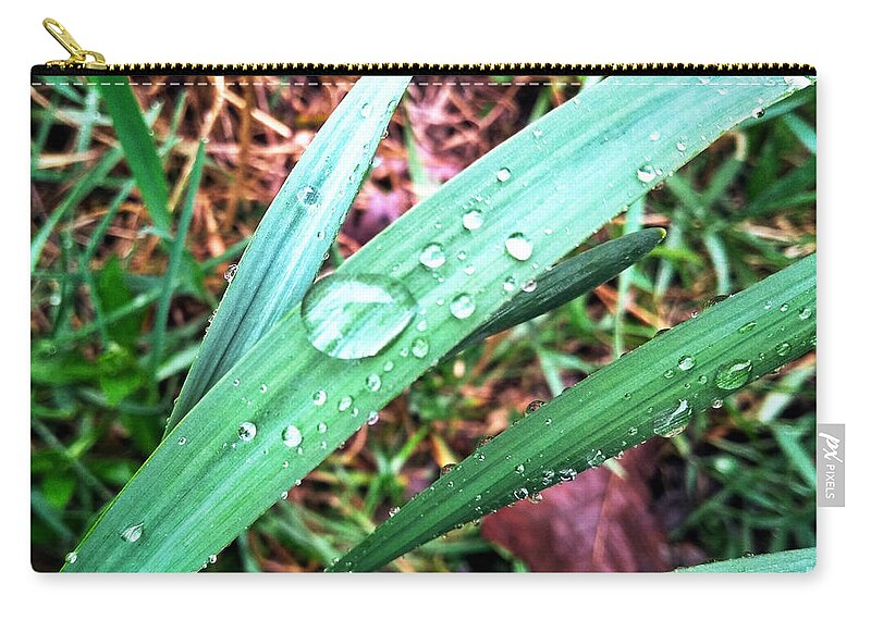 Water Zip Pouch featuring the photograph Droplets by Robert Knight