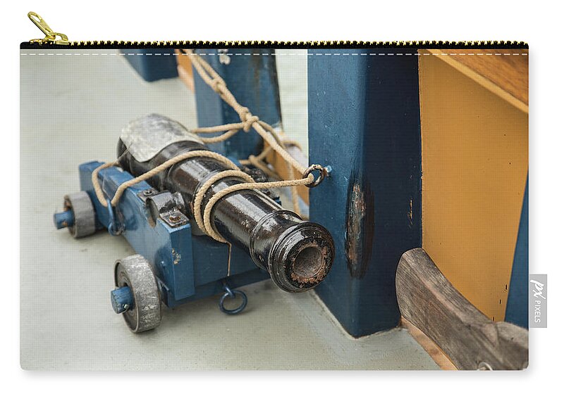 Hawaiian Chieftain Cannon Zip Pouch featuring the photograph Hawaiian Chieftain Cannon by Tom Cochran