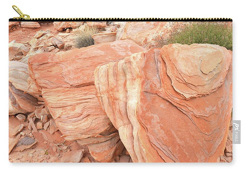 Valley Of Fire State Park Zip Pouch featuring the photograph Hidden Cove in Valley of Fire by Ray Mathis