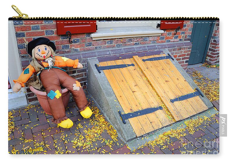 Elfreth Zip Pouch featuring the photograph Historic Elfreth Alley - Halloween by Gary Whitton