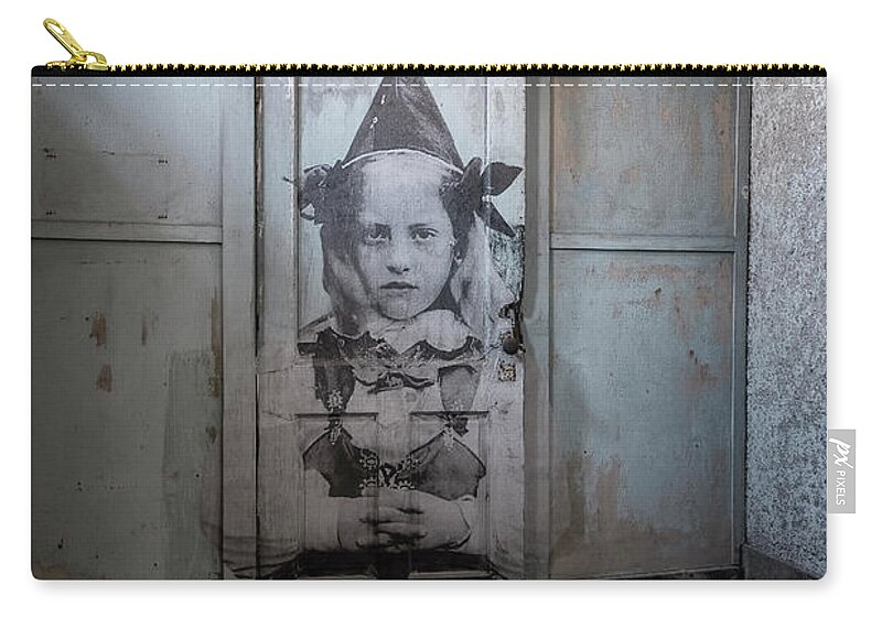 Jersey City New Jersey Zip Pouch featuring the photograph JR On The Door by Tom Singleton