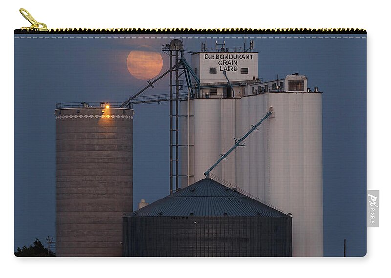 Kansas Zip Pouch featuring the photograph Moonrise at Laird -01 by Rob Graham