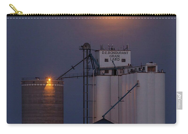 Kansas Zip Pouch featuring the photograph Moonrise at Laird -02 by Rob Graham