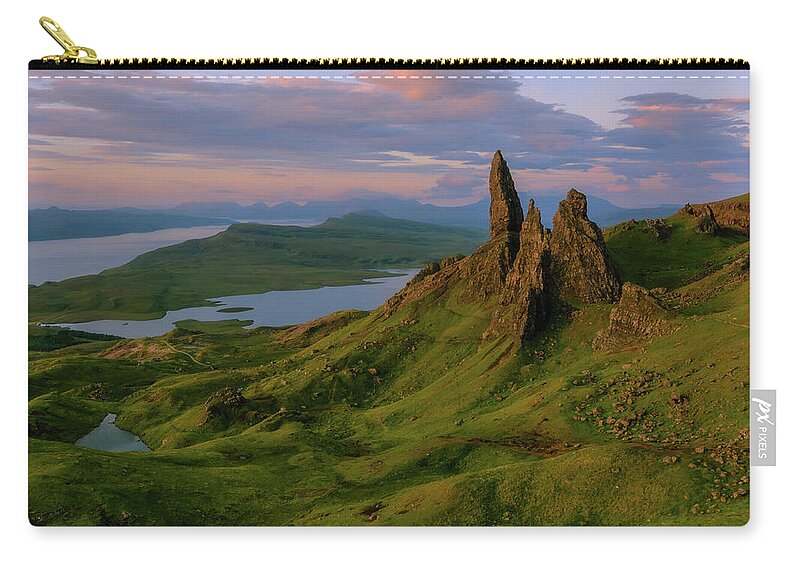 Skye Zip Pouch featuring the photograph Old Man of Storr by Rob Davies
