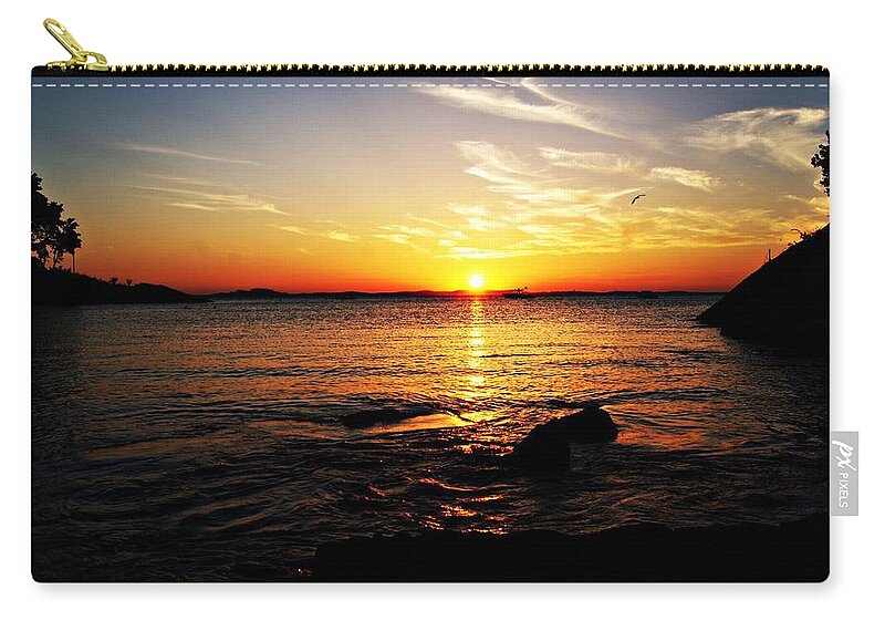 Plum Cove Zip Pouch featuring the photograph Plum Cove Beach Sunset G by Joe Faherty